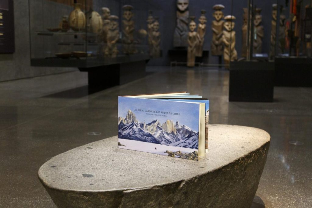 El libro largo de los Andes de Chile extendido en su pre-lanzamiento en Festival Ladera Sur 2025. En la foto Paulo Cox y Martín del Río (fundador Ladera Sur).