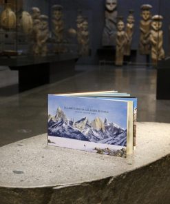 El libro largo de los Andes de Chile extendido en su pre-lanzamiento en Festival Ladera Sur 2025. En la foto Paulo Cox y Martín del Río (fundador Ladera Sur).