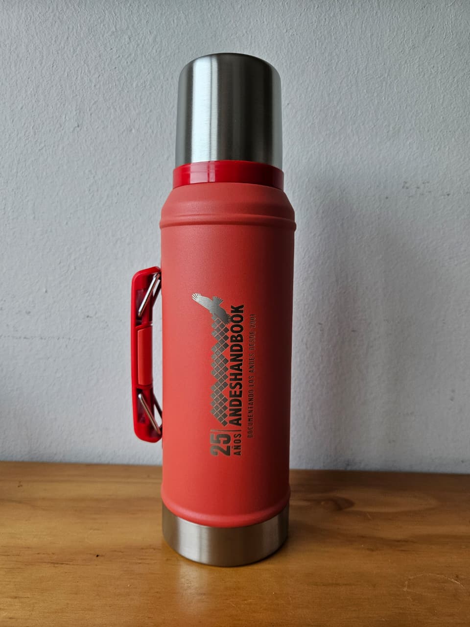 Termo Stanley Classic 950 ml – Edición Aniversario 25 años Andeshandbook - Imagen 2